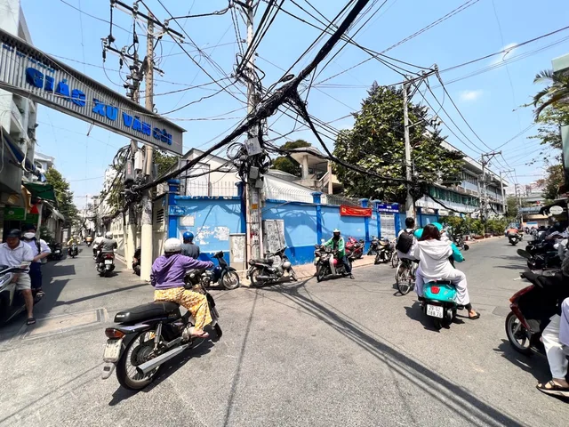 MẶT TIỀN ĐƯỜNG ĐANG KINH DOANH KIÊM ĐANG Ở - NGAY TRƯỜNG HỌC KINH DOANH SẦM UẤT - NGUYỄN TỬ NHA - NHỈNH 8 TỶ