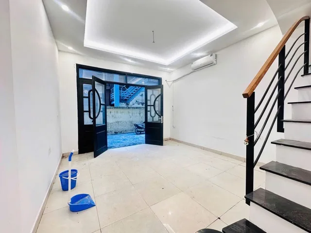 Cho thuê nhà LK OTO, VỈA HÈ ngõ 180 Hoàng Quốc Việt, Cầu Giấy 50m x 7T(7 phòng) giá 22.5 triệu