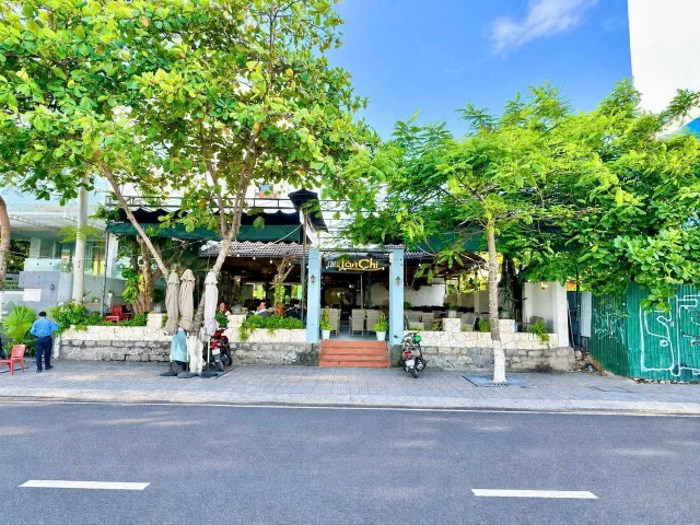 2 mặt tiền đường Phạm Văn Đồng - ngang dài 16,2m  ( hiện tại là quán cf Lan Chi ). DT 346.4m2. Giá 86.6 tỷ