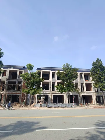 🚨 NHÀ ĐẦU TƯ ĐANG TÌM NHÀ PHỐ BÌNH DƯƠNG? ĐỪNG BỎ QUA FIESTA CENTRAL TRÊN ĐẠI LỘ LÊ LỢI!