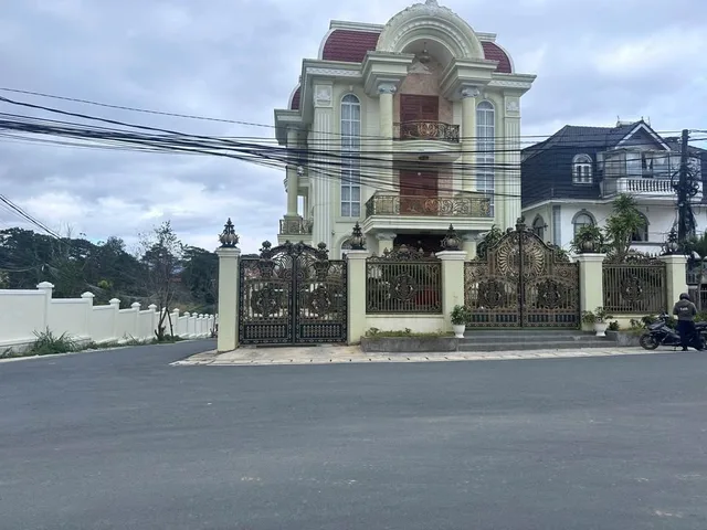 Bán biệt thự khu Đồi Trà đường Trân Nhân Tông Đà Lạt, căn góc 2 mặt tiền, nội thất gỗ ạ