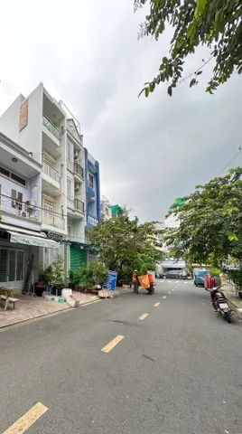 48M2, 3.7mx13m, bán nhà 3 tầng btct, 4pn, mặt tiền đường 10m, giá 8 tỷ 700tr p.chánh hưng