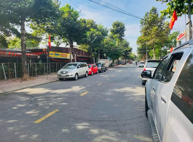 Mặt tiền kinh doanh đẹp Nguyễn Văn Trỗi - Hiệp Thành cũ ( phường Phú Lợi HCM mới ) Thuận lợi kinh doanh mua bán,dân cư đông đúc nằm giữa các KDC Hiệp Thành 2-3,Phúc Đạt và K8.,Sát bên trường Việt Anh 3,có sẳn kho xây full đất để kinh doanh