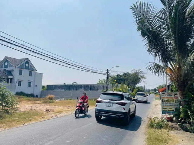 Sát cạnh chợ, gần ngay TTTM Châu Đức
- Kết nối ra quốc lộ 56, Cao tốc Biên Hòa Vũng Tàu. Dân cư, mặt tiền kinh doanh, tiện ích đầy đủ .0909786440
- Diện tích: 10m x 30m (Tổng: 300m^2).
- Thổ cư: 160m, 699tr