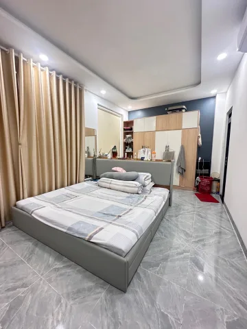 CĂN HỘ DỊCH VỤ MẶT TIỀN CHỢ KINH DOANH SẦM UẤT - 4 TẦNG - DT 120M2 - NGANG 6M DÒNG TIỀN 40Tr/Th - CÓ THANG MÁY