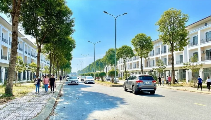 Cần bán nền thổ cư 100m2 lộ giới 22m, sổ hồng, hỗ trợ vay ngân hàng trục chính thuận lợi kinh doanh mua bán