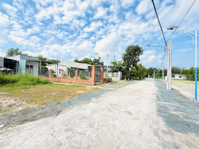 Gia đình cần bán lô đất thổ cư 275tr ở minh hưng thành phố đồng nai. đất nằm ngay sau khu dân cư đại nam. sát kcn minh hưng hàn quốc. dt 250m đã có sãn 100m đất thổ cư. mt bê tông 8m dân cư đông đúc tạp hóa và sát bên là dãy trọ đang kd. đã có điện sãn ph