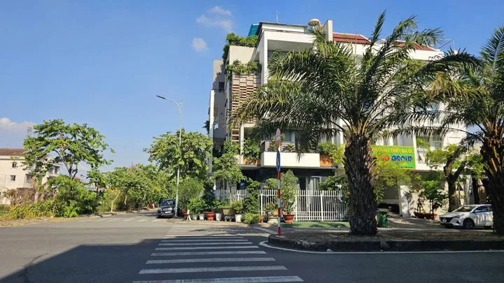 đất nằm trong kdc the sesion sau lưng siêu thi lotte có bảo vệ