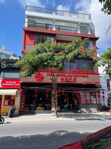 🔥 CĂN GÓC 3 MẶT TIỀN NGUYỄN THIỆN THUẬT NỐI DÀI – 47 TỶ Phường Lộc Thọ, Nha Trang

🏢 Tài sản góc 3 mặt tiền, đang khai thác lưu trú 70 triệu/tháng, nằm giữa khu phố Tây sầm uất của Nha Trang.