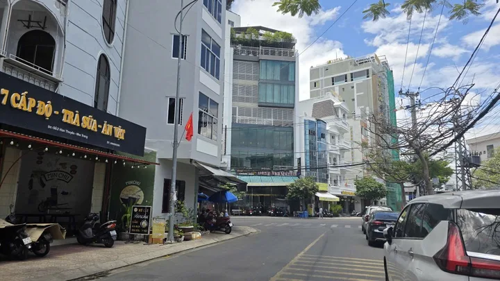 NHÀ 4 TẦNG MẶT TIỀN HÀN THUYÊN – NHA TRANG | 9,1 TỶ
📍 Mặt tiền đường Hàn Thuyên, đường rộng 16m, khu dân cư đông đúc, thuận tiện kinh doanh và di chuyển.