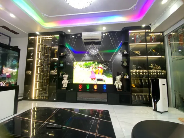 Bán nhà đẹp Khúc Thừa Dụ - Ô tô đỗ cửa - Sân cổng riêng - Giá 5,2 tỷ .