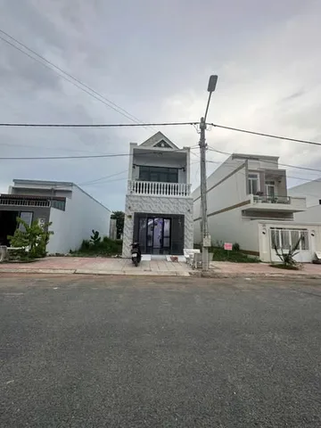 Bán Nhà  81m2 có sẵn 81 m2 thổ cư giá 2.55 tỷ trục chính Đường D2, Phường Long Châu, Vĩnh Long