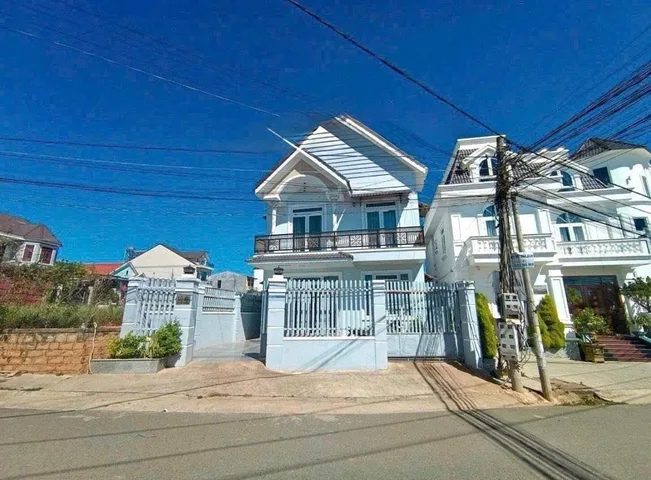 Bán căn villa mặt tiền đường lớn chỉ cách hồ Xuân Hương 1.5km, khu dân cư đông ngay chợ tiện ích đầy đủ giá đang tốt nhất khu này