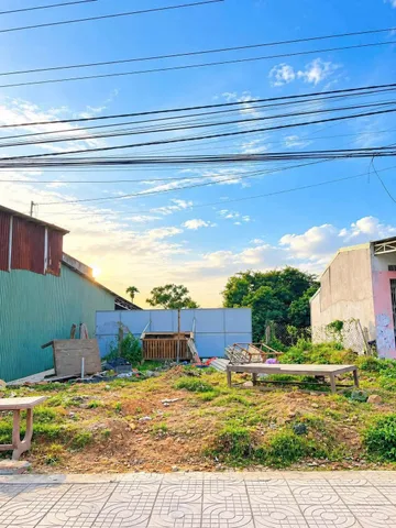 Bán đất giá 590tr/lô,  diện tích 300m2 thổ cư 160m2 đất vuông vức đẹp gần chợ dân cư đông thích hợp ở ai muốn đầu tư hay kinh doanh đều được. 0909786440