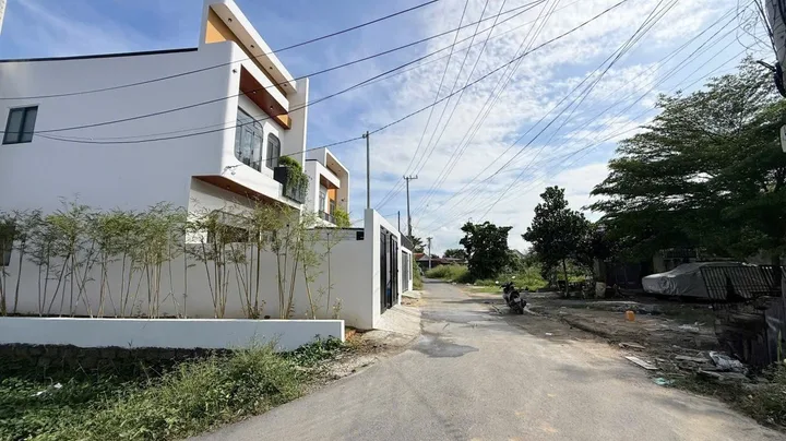 NHÀ MỚI ĐÔNG DINH – DIÊN TOÀN | FULL NỘI THẤT, CÓ SÂN ĐẬU Ô TÔ | 3,25 TỶ
Một căn nhà phù hợp cho gia đình muốn có không gian sống rộng rãi, đầy đủ tiện nghi và thuận tiện sinh hoạt hằng ngày.