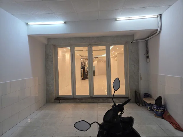 Nhà nguyên căn mặt tiền đường Trần Xuân Soạn . 4,5x25m 3 tầng , mới sơn sửa , vị trí đẹp.