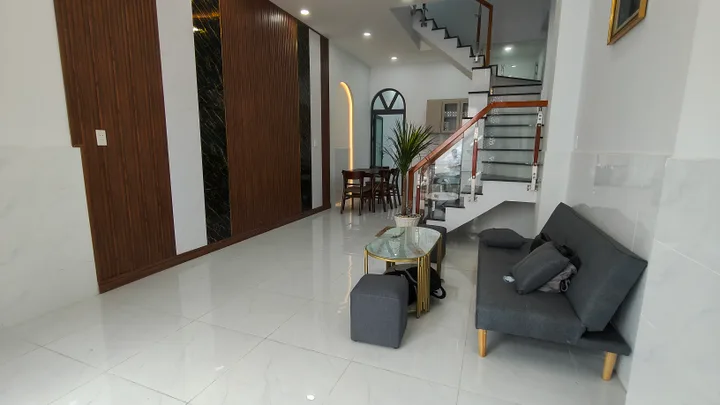 Trục đường Lê Văn Quới nhà 50m2, ngang lớn hơn 4m hẻm xe hơi chỉ 5Đ hơn