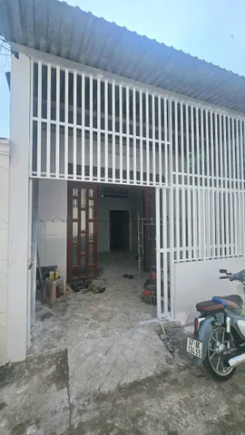 Chủ gửi bán nhà ngay ủy ban xã đức hòa đông, 5x20 giá 1ty350. Nhà có 3pn
 Gác lửng shr
 Đường bê tông
