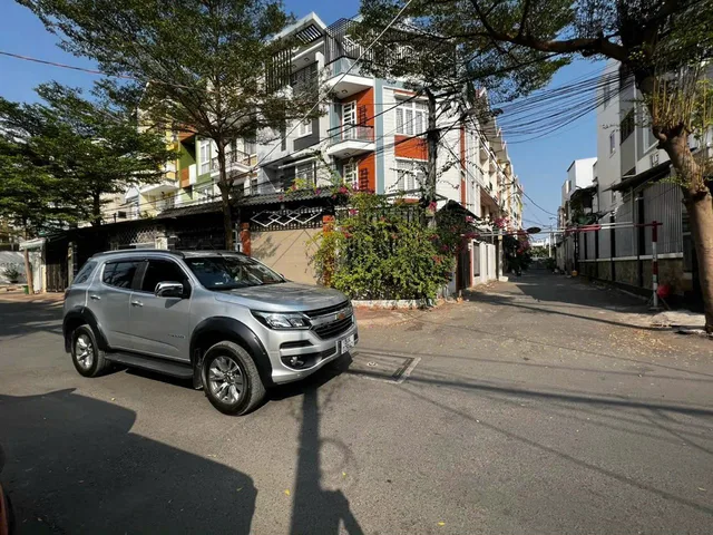 Nhà 4 tầng xe hơi tránh nhau hẻm 606 Quốc Lộ 13 hiệp bình phước Thủ Đức