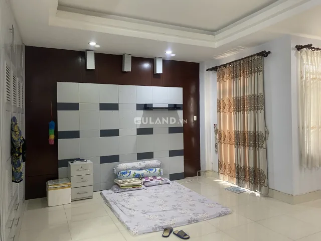 Cho thuê nhà mặt tiền đường tên lửa