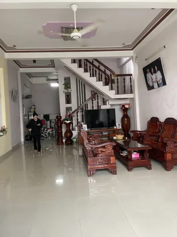 Bán nhà 3mê trung tâm Thị Trần - Chí Thạnh Cách Uỷ Ban- Chợ vài bước chân -đường thông 2 đầu  Công năng 3 phòng ngủ, 2 vệ sinh, phòng khách rộng, bếp, phòng thờ , ban công trước sau Sổ hồng chính chủ - Hoàn công đầy đủ  Giá nhỉnh 2tỷ chút thương lượng trự