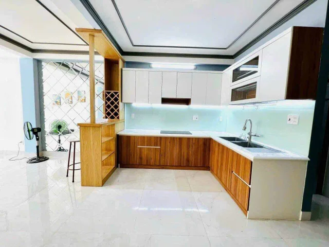 Bán gấp nhà Lã Xuân Oai,Quận 9, 4.08x12.3, giá 3tỷ9, 1trệt1 lững 2 lầu+4PN+3WC. Liên Hệ: 0559371035 gặp Bảo Ngọc