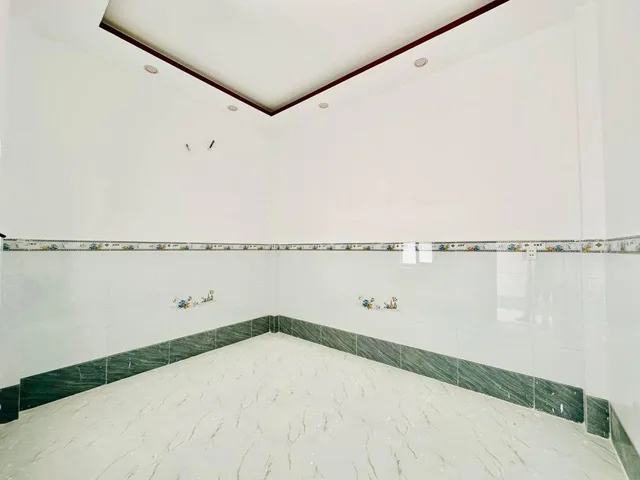 Bán nhà Nguyễn Duy Trinh,Quận 9, 4.5mx20m giá 3tỷ590  thương lượng, 1trêt1lầu+4PN+2WC đường oto xe tải ra vào thoái mái. Liên hệ: 0559371035 gặp Bảo Ngọc